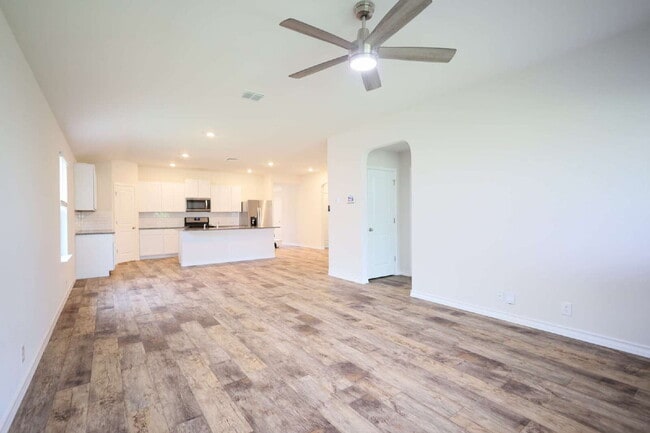 Building Photo - "Charming 4-Bed Sanctuary in San Antonio – 1702 Sq Ft of Comfortable Living!"