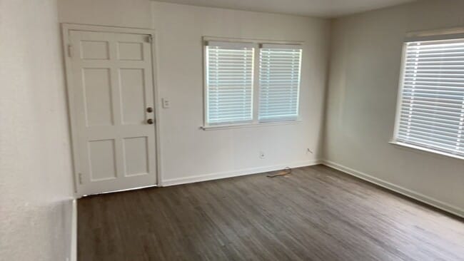 Building Photo - Updated Throughout