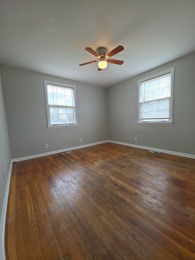 Building Photo - 4411 NW Kenwood Dr