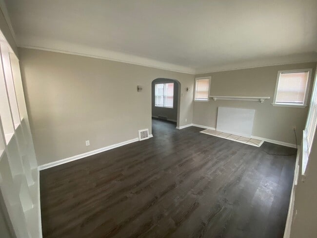 Building Photo - Renovated 4-Bedroom Home – We Welcome Sect...