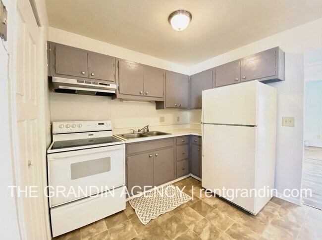 Building Photo - 3123 Round Hill Avenue Northwest