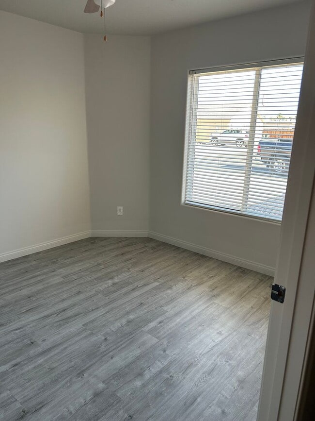 Building Photo - 3 Bedroom, 2 bath home in non HOA