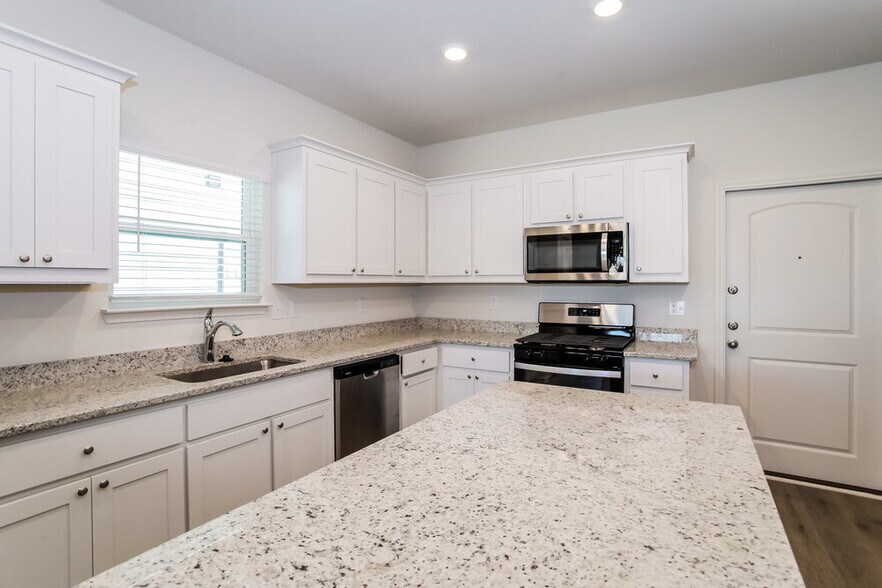 Building Photo - 204 Marsh Ln