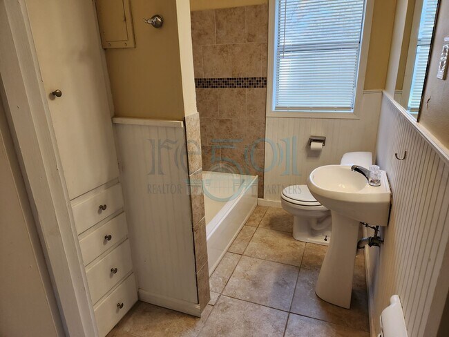 Building Photo - Great Home for UAMS Students