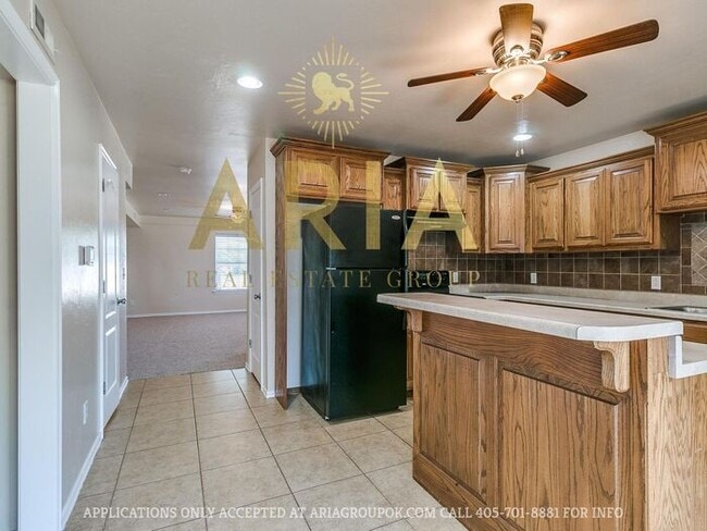 Building Photo - Spacious 2 Bed/1.5 Bath Norman Townhome Av...