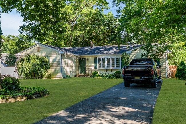 Building Photo - 2556 Woodland Rd