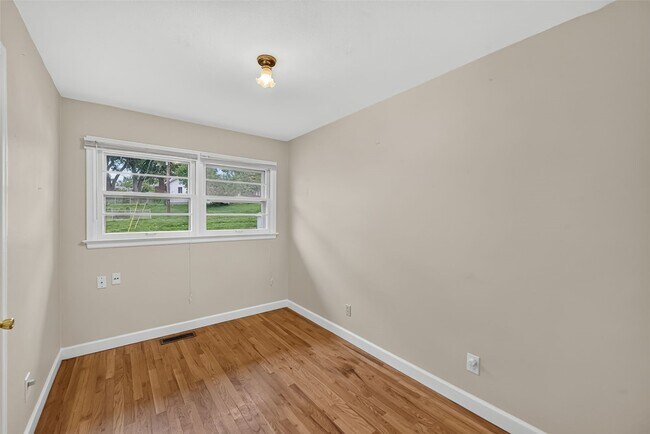 Building Photo - 45 Barton Pl
