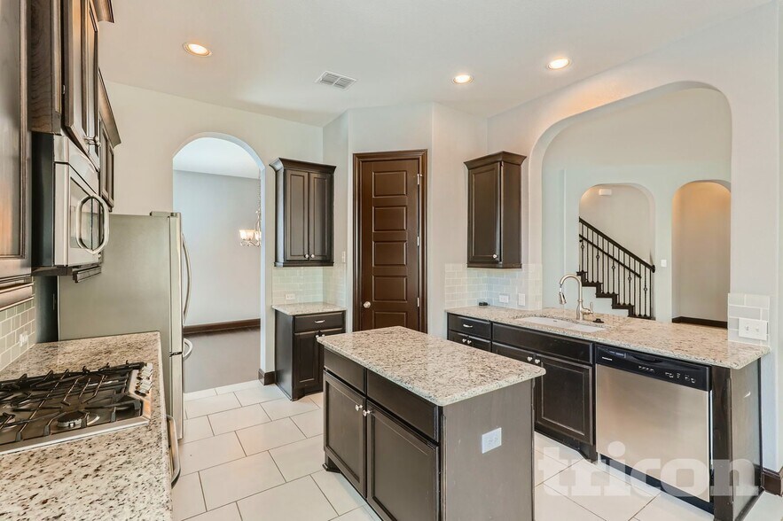 Building Photo - 12427 Loving Ml