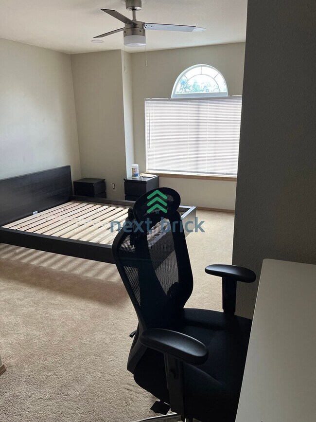 Building Photo - 4 BED & 2.5 SINGLE FAMILY HOUSE FOR RENT