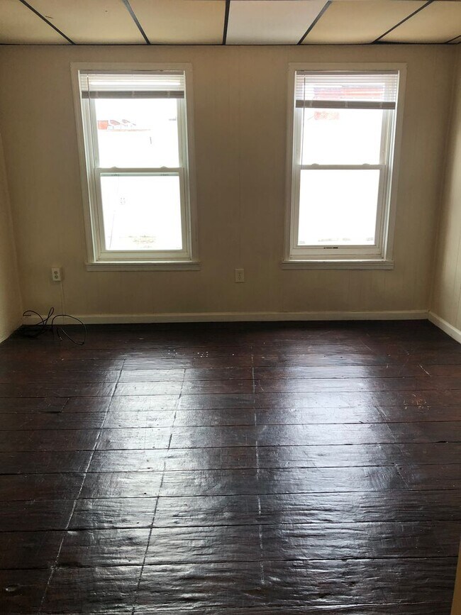 Building Photo - Available Now! 2 Bedroom House- York City SD
