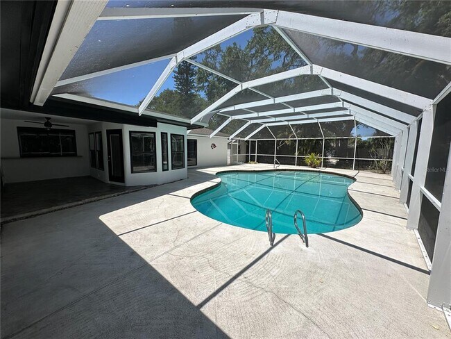 Building Photo - 701 Bluff View Dr