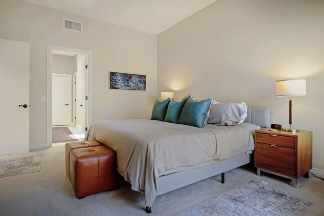 Building Photo - 425 Desert Holly Dr