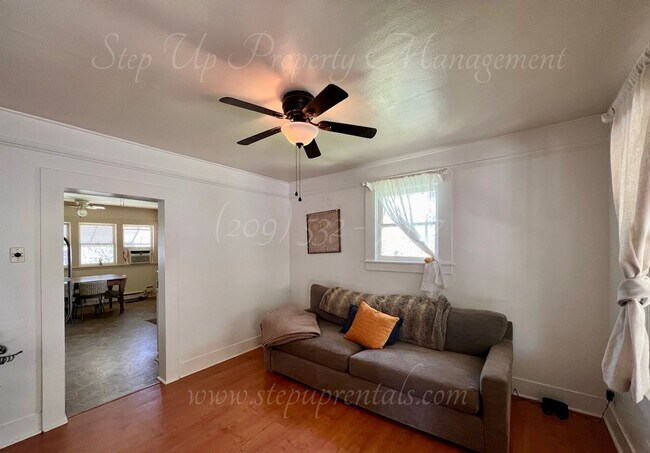 Building Photo - Charming 2 Bedroom 2 Full Bathroom Home Ne...