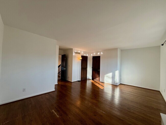 Building Photo - 28 Servan Ct