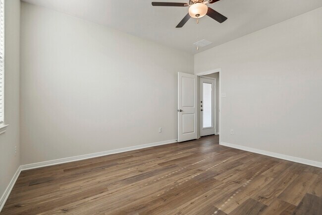 Building Photo - 400 Mystic Slopes Dr