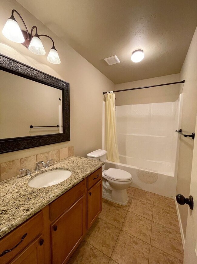 Building Photo - Spacious 3-Bed + Den Home in Hollybrook Su...