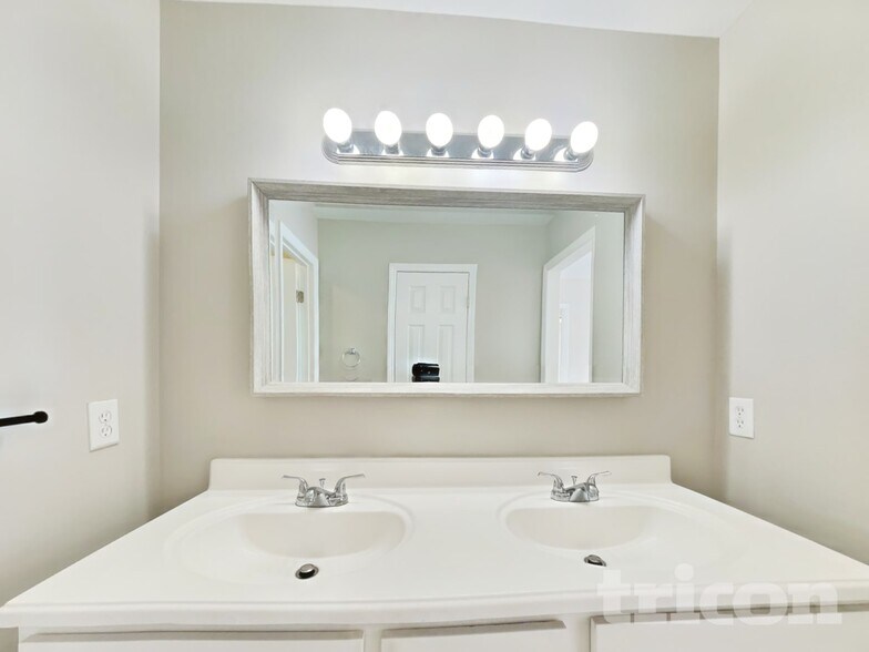 Building Photo - 112 Glengariff Ln