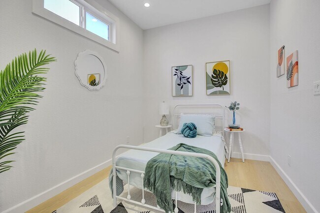 Building Photo - Stylish West Oakland 2/1 Flat - Completely Renovated.