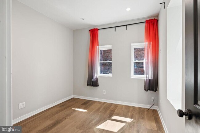 Building Photo - 2526 W Girard Ave