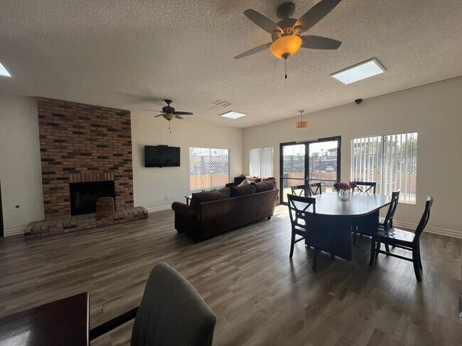 Building Photo - Second Month Free! Welcome Home to La Casa...