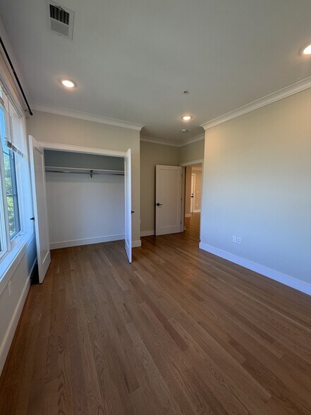 Building Photo - 104 Warren St