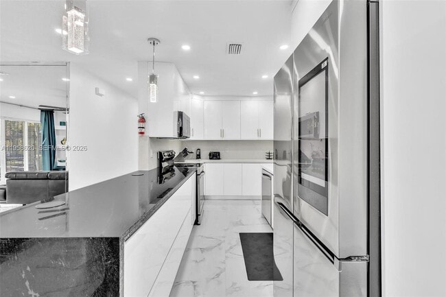 Building Photo - 560 Perviz Ave