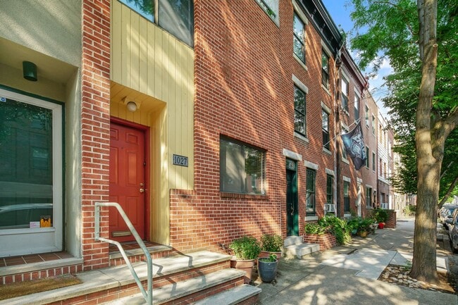 Building Photo - Beautiful Bella Vista Three Bedroom Townhome with Parking