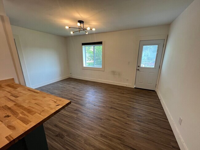 Building Photo - SIx Unit (1410 E 5th)