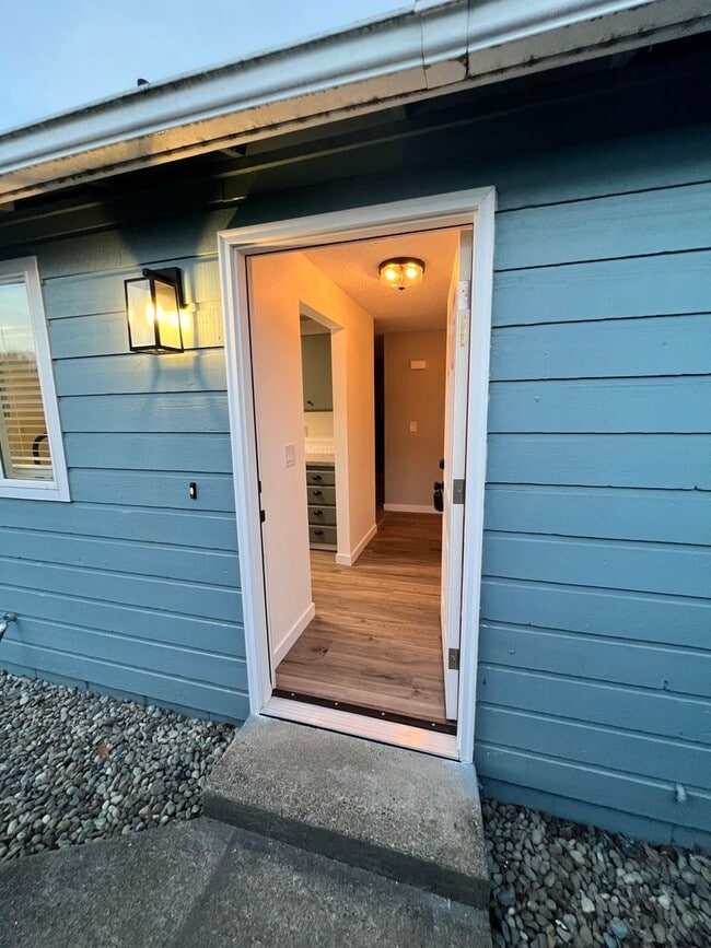 Building Photo - Duplex Must See Stunning Updated 2BR/1BA/1 car garage Avail. June 5th