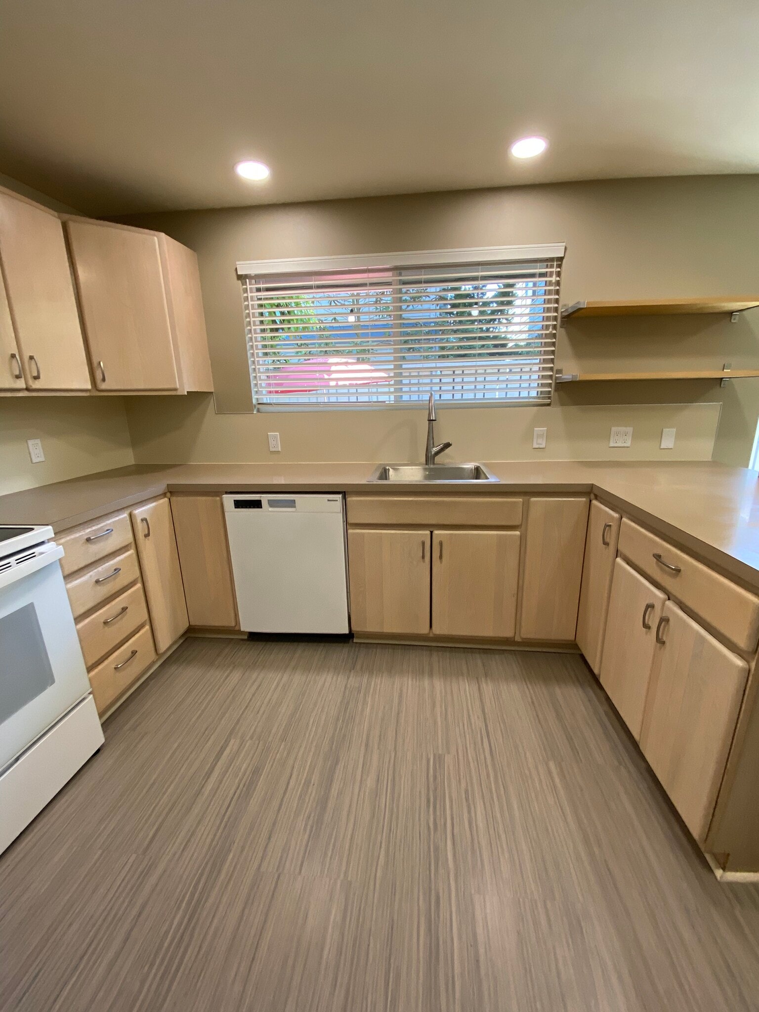 Kitchen - 2733 Franklin Ave E