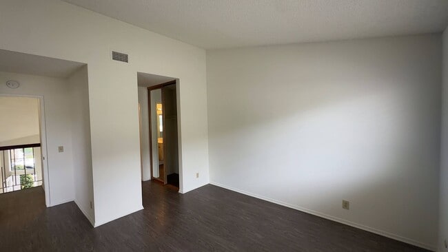 Building Photo - 2 Bdrm Condo in the Gated Saratoga Community