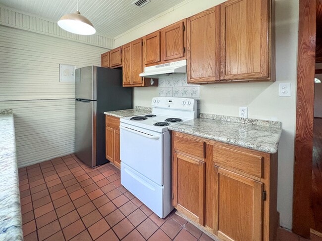 Building Photo - Pet Friendly 4BR/2BA Home off University A...