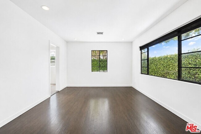 Building Photo - 502 Strand St