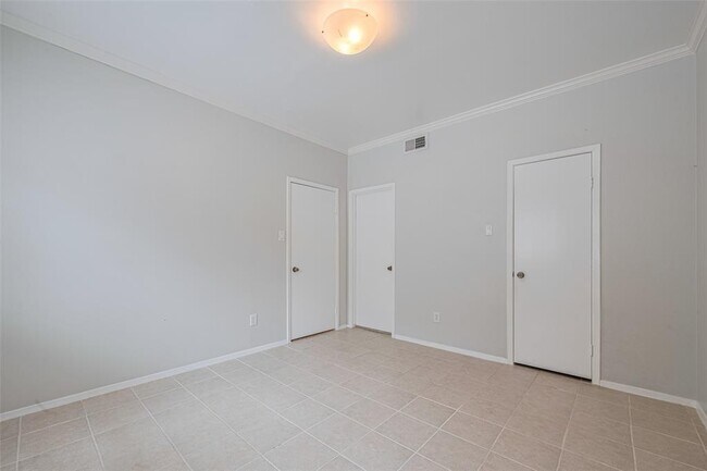 Building Photo - 2025 Augusta Dr