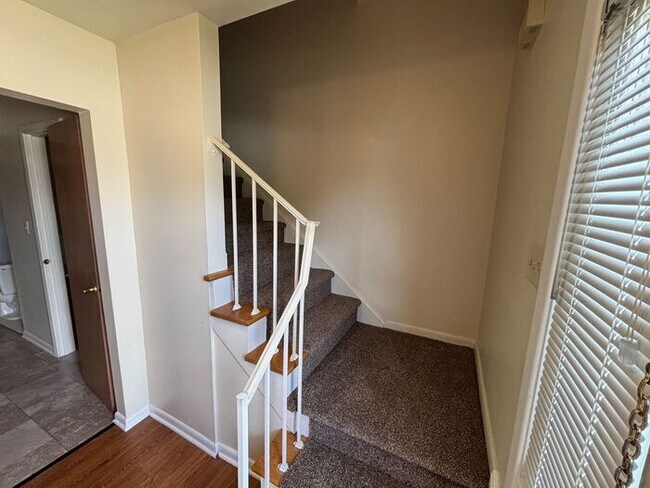 Building Photo - 3 Bedroom Townhome