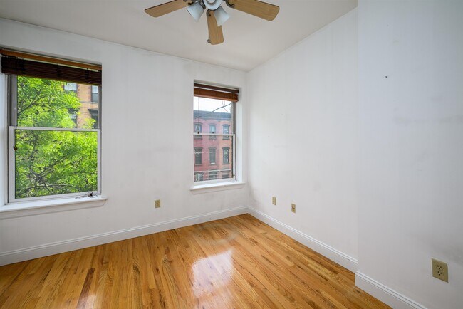 Building Photo - 912 Park Ave