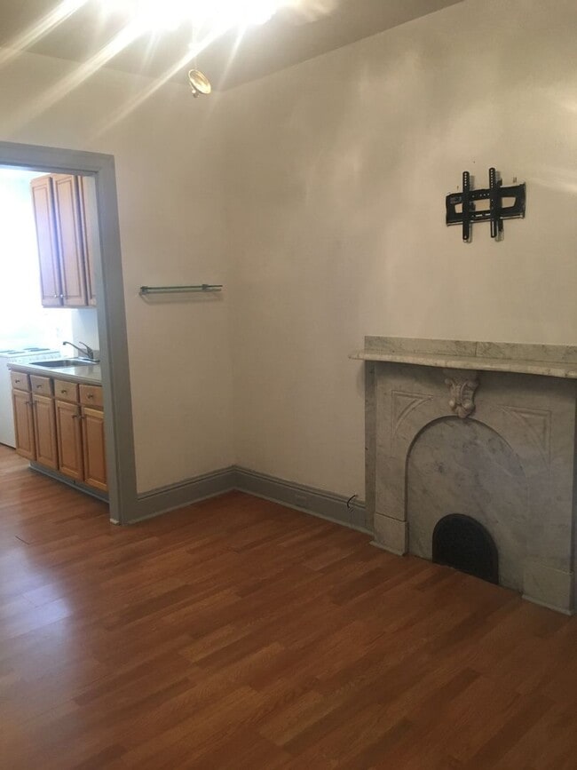 Building Photo - 1st Floor Efficiency Yotk City