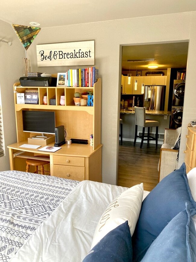 Building Photo - Fully Furnished 1 Bed 1 Bath Unit Available NOW!