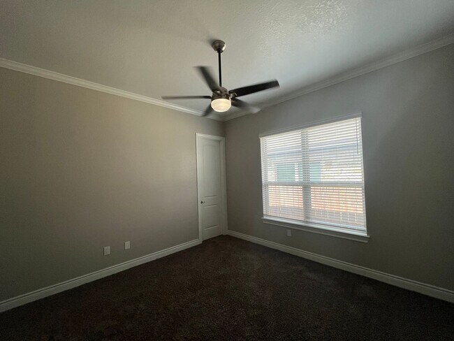 Building Photo - 4815 Viewcrest Rd