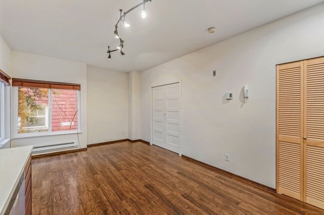 Building Photo - Spacious 1 Bed 1 Bathroom Capitol Hill Unit!