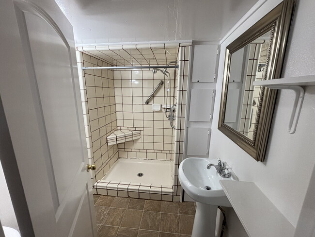 Building Photo - "Charming 1-Bedroom Sanctuary with Granite...