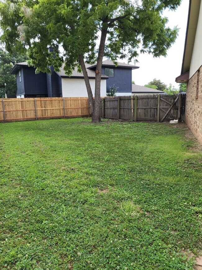 Building Photo - (3) Bed/(2) Bath in West Norman!