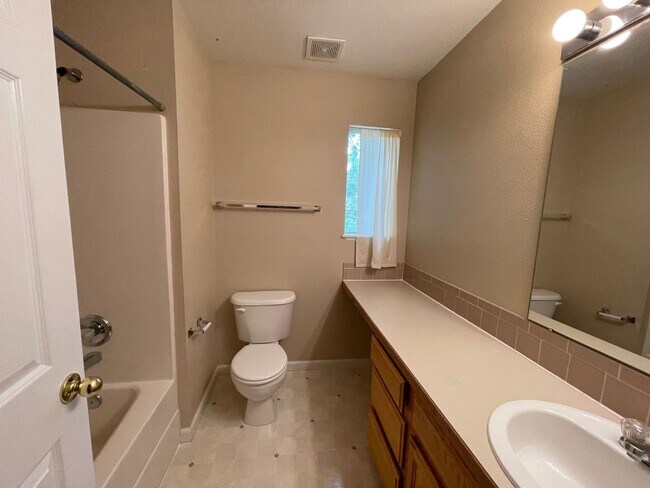 Building Photo - Wonderful Townhome