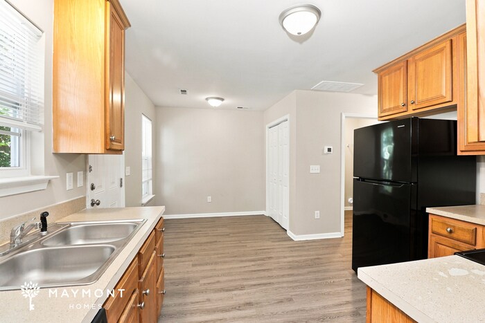 Building Photo - 907 Tennyson Dr