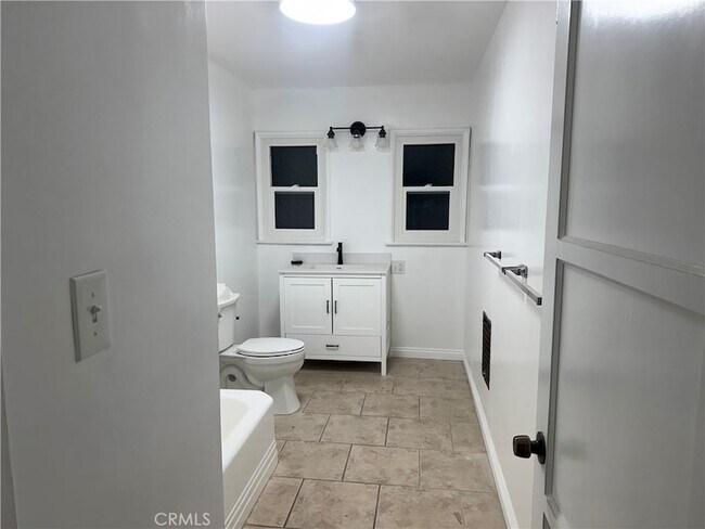 Building Photo - 656 W 33rd St