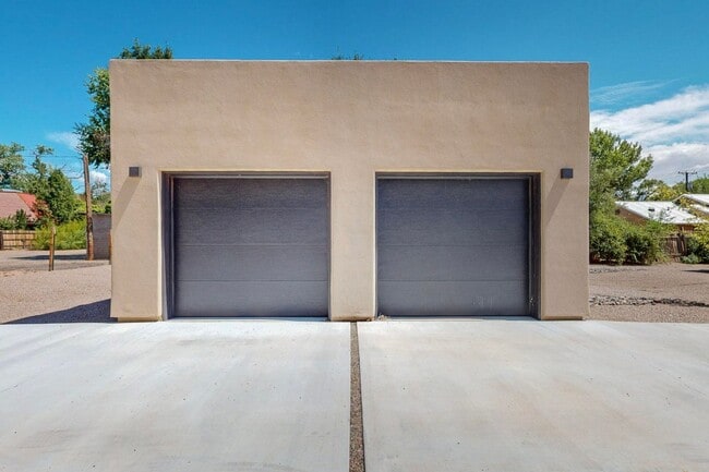 Building Photo - North Valley Fabulous 2018/sf 2 Bedroom  2.5 Bath  with Garage