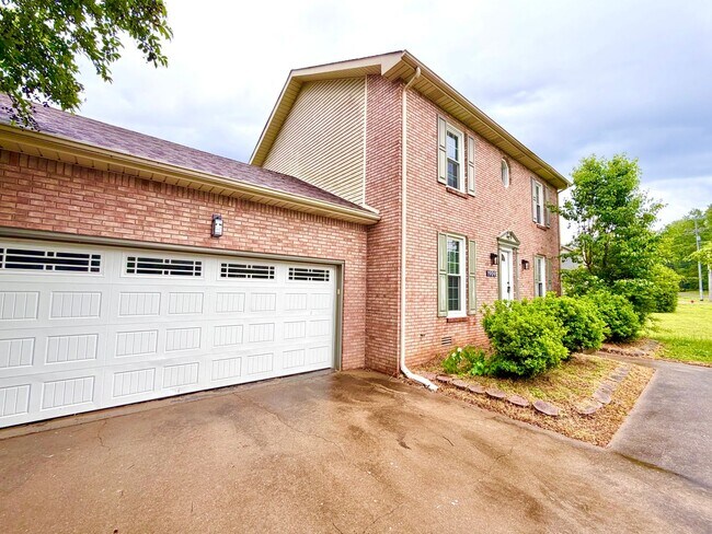 Building Photo - 1909 Needmore Rd