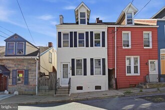 Building Photo - 624 Poplar St
