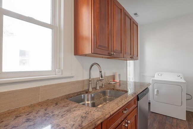 Building Photo - 1323 Columbia St