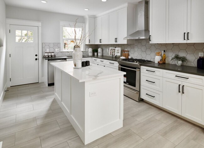 Building Photo - 4 Bed, 3 Bath Remodeled Home Near Mt Tabor Park!